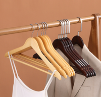 Cintres en bois personnalisés pour hôtels et blanchisseries de la marque Lavinia Hanger Factory