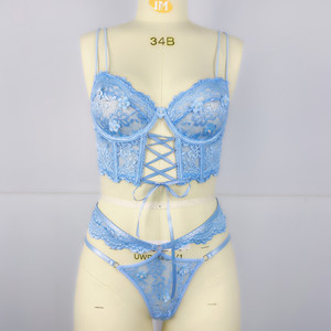 Ensemble de lingerie en dentelle avec soutien-gorge à armatures et fleurs 3D perlées - Product Image 3