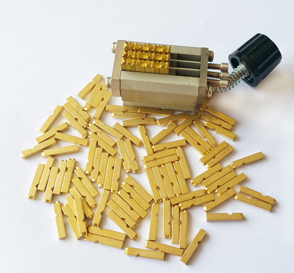 Алфавитные принтеры, буквы, заканчиваются, машина для кодирования партий, горячее кодирование шрифтов, латунные штамповочные буквы