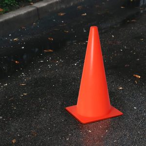 CITICITY Paquete de 10 Conos de Seguridad de Plástico Naranja de 12 Pulgadas, Conos Marcadores para Entrenamiento Deportivo, Fútbol, Baloncesto, Uso en Interiores y Exteriores - Product Image 4