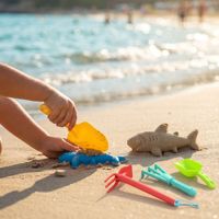 Ensemble de 5 jouets de plage pour enfants avec sac en filet, moules à sable en forme de requin, pelle, râteau, kit de jeu d'été pour l'extérieur, la baignoire et la neige pour garçons et filles
