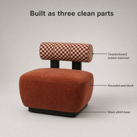 Fauteuil d'appoint rembourré couleur rouille avec dossier cylindrique à carreaux et structure noire, fauteuil bas pour salon