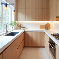 Ensemble de cuisine en bois massif laqué gris clair de luxe, armoires, placards, meubles de cuisine modernes sur mesure avec îlot