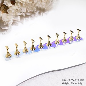 ZHI JIA Aurora - Soporte Magnético Acrílico Iridiscente 3D para Uñas, Diseño Profesional, Forma de Nube con Ondas de Agua, Color Dorado - Product Image 3