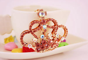 سعر المصنع الفاخرة الاكسسوارات المعدنية الكرتون لطيف كريستال مخرمة تاج من حجر الراي المفاتيح - Product Image 6