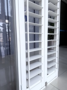 Volets intérieurs en aluminium TOMA, modernes, verticaux, réglables, à battants, pour hôtels - Product Image 1