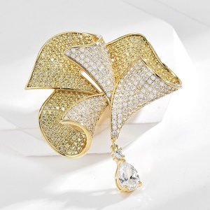 Broche en cristal de luxe de conception de niche française motif de fleur exquise épingle à la boutonnière avec Zircon cadeau de perle à la mode - Product Image 2