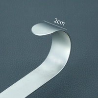 Écarteur chirurgical à double tête et quatre branches pour chirurgie mammaire / Écarteur à pointe arrondie de type râteau pour chirurgie esthétique 18cm