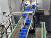 Machine automatique de sertissage et de collogation de capuchons de parfum à commande PLC