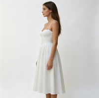 Robe midi blanche à fines bretelles pour femme, décolleté cœur, corsage en satin, coupe trapèze, élégante, pour invitées de mariage, cocktail ou soirée
