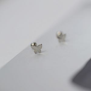 Elegantes Pendientes de Mariposa de Aleación de Estaño Dorados con Cierre de Rosca, Granate Hipoalergénico, Certificado por Terceros, Joyería al por Mayor Unisex GOL - Product Image 2