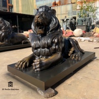 Sculpture de lion antique en bronze sur mesure, statue de lion religieuse moulée à la main pour l'entrée d'une église, d'une cathédrale, d'une villa ou d'un paysage extérieur