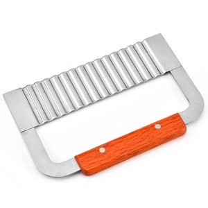 Cuchillo Ondulado para Cortar Patatas Fritas con Hoja de Acero Inoxidable y Mango de Madera - Product Image 2