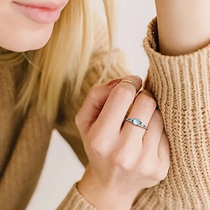 Anello Minimalista Traforato Testurizzato per Donne, Gioiello da Dito Vintage Elegante e alla Moda - Product Image 2