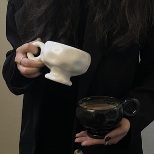 Nouvelles tasses en céramique moulées à la main, originales, aux standards esthétiques élevés, souvenirs de niche, tasses cadeaux pour couple, forme irrégulière, luxe léger - Product Image 1