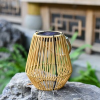 Lampe solaire personnalisée d'extérieur en rotin bambou lampe suspendue portable décoration de jardin lanterne de jardin rétro de style chinois