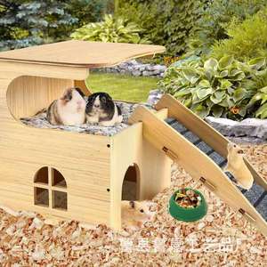 Casa de madera para hámster de dos pisos con rampa y cama para uso en interiores y exteriores, hábitat duradero para animales pequeños - Product Image 1