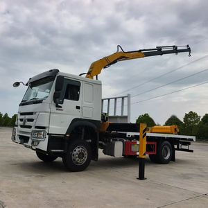 Camion grue de dépannage HOWO 4X2 avec grue hydraulique de 8 tonnes à flèche articulée pour l'assistance routière municipale - Product Image 1