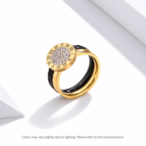 Anillo de acero inoxidable con detalle focal redondo, chapado al vacío en oro de 14K con circonita - Product Image 1