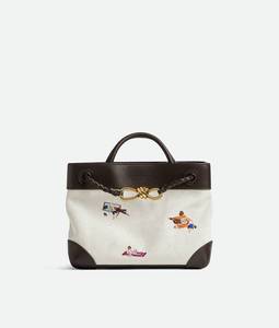 Sac à main Bottega Andiamo en cuir de veau et toile avec illustrations brodées, détail nœud signature Veneta - Product Image 2