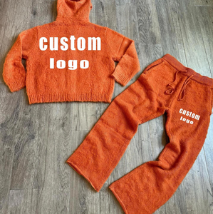 Ensemble survêtement et sweat à capuche zippé en mohair tricoté uni, avec logo brodé personnalisé effet vieilli, pour homme - Product Image 1