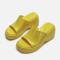 Xinzirain personnalisé 11 couleurs semelle épaisse glisser sandale bout ouvert en cuir PU sandales à talons compensés pour femmes été anti-dérapant caractéristique