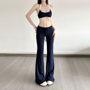 Conjunto deportivo azul de dos piezas para mujer: top halter con cuello en U y leggings acampanados de cintura baja con cordón y ribete en contraste para fitness y ropa urbana. - Product Image 4