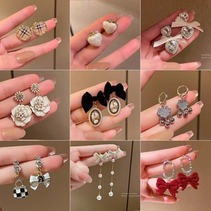 Pendientes <span class=keywords><strong>de</strong></span> Perlas con Forma <span class=keywords><strong>de</strong></span> Corazón en Aleación S925, Elegantes y <span class=keywords><strong>de</strong></span> Alta Gama, Estilo Pañuelo para la Cabeza, Novedad <span class=keywords><strong>2022</strong></span>, Popular en Internet - Product Image 4