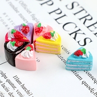 Miniature Kawaii en forme de gâteau triangulaire à la fraise, en résine, pour la décoration de maison de poupée ou comme jouet.