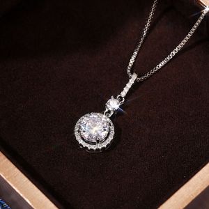 Elegante collana con ciondolo per donna, catena leggera da indossare, accessorio regalo per l'uso quotidiano - Product Image 2