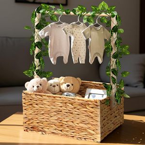 Caja de Bienvenida <span class=keywords><strong>para</strong></span> Bebé de Mimbre: Cesta de Mimbre <span class=keywords><strong>para</strong></span> Regalos, Cesta de Regalo Tejida con Asa y Guirnalda, Regalos de Bienvenida <span class=keywords><strong>para</strong></span> Recién Nacidos - Product Image 1