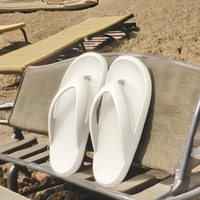Tongs personnalisées blanches à bout ouvert de haute qualité 2025 pour hommes et femmes, été, avec logo personnalisé, légères en EVA