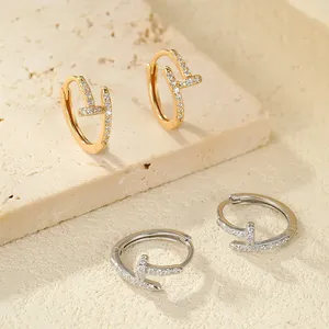 Boucles d'oreilles Huggie en argent sterling 925 en forme de clou avec zircon pavé, bijoux minimalistes délicats - Product Image 2