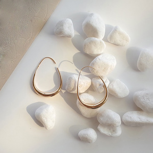Boucles d'oreilles créoles goutte d'eau dorées en alliage de zinc pour femme, style minimaliste amincissant - Product Image 4