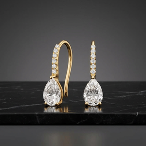 Boucles d'oreilles créoles en or jaune avec diamants taille poire et fermoir à levier, idéales pour mariage, fête ou cadeau - Product Image 3