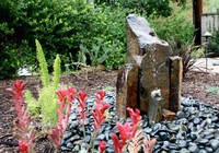 Bloc de pierre de lave de basalte poli sculpté à la main pour une utilisation extérieure de cour de jardin ou de cour