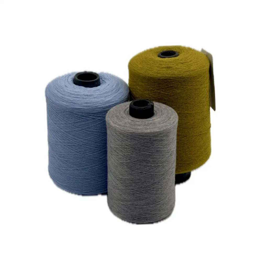 Vente en gros de fil moelleux de haute qualité de 16 à 20nm Laine mélangée à la main au crochet Fil mélangé à base de polyester mélangé à base de fil pour le tricot