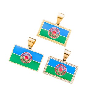 Colgante de bandera gitana Romany de acero inoxidable chapado en oro al por mayor con borde de circonitas para joyería DIY de orgullo nacional - Product Image 1