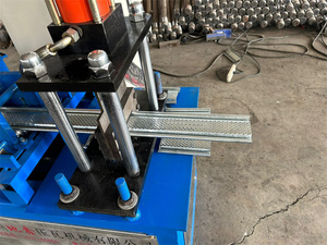 530mm 610mm genişlik ayarlanabilir tek taraflı Metal parçalı garaj kapısı Panel rulo şekillendirme makinesi - Product Image 5