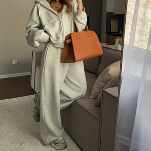 Custom Logo Fashion Large Sizes Winter Tracksuit Half Zipper Fleece Sweatshirt and Sweatpants Set Comfortable 2-piece Set - Product Image 3