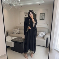 Robe élégante en laine et mousseline brodée de perles à manches longues avec hijab assorti et travail de strass floraux – Ensemble musulman