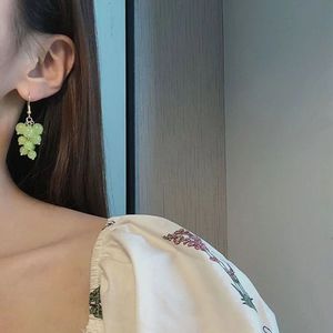 Boucles d'oreilles pendantes mignonnes de raisin vert clair Style forestier à la mode avec petites boucles d'oreilles de fruits anti-allergiques au design de crochet d'oreille frais - Product Image 3