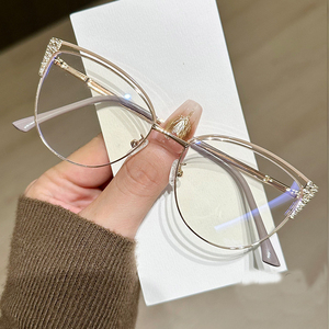<span class=keywords><strong>Occhiali</strong></span> Fotocromatici Alla Moda in Metallo con Protezione dalla <span class=keywords><strong>Luce</strong></span> <span class=keywords><strong>Blu</strong></span>, <span class=keywords><strong>Occhiali</strong></span> Trendy con Incastonature di Diamanti per Donne - Product Image 5
