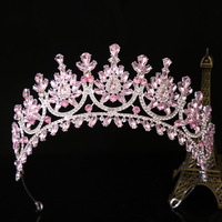 Couronne de feuilles vertes avec des pierres vertes en forme de larme et des pierres noires sur un motif enroulé doré, pour la fête de la Saint-Patrick