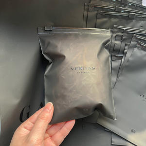 Mini-sacs noirs givrés avec fermeture éclair et logo personnalisé - Sacs en plastique semi-transparents à fermeture éclair pour bijoux et soins de la peau - Product Image 1