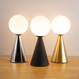 مصباح مكتب <span class=keywords><strong>LED</strong></span> بتصميم إسكندنافي إبداعي حديث وبسيط لغرفة المعيشة وغرفة الطعام وغرفة الدراسة وجانب السرير مع كرة زجاجية - Product Image 1