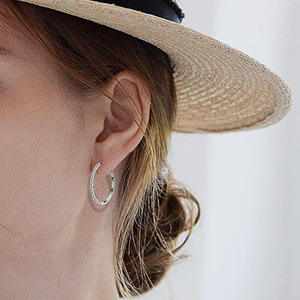 Orecchini a Cerchio in Oro Bianco E3553 con Cristalli e Strass, Montatura a Canale, Classici da Donna per Uso Quotidiano - Product Image 4