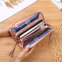 Tas Wanita Panjang Bahan Kulit PU Anti Air dengan Ritsleting Versi Korea Dompet Saku Wanita Lapisan Nilon Hiasan Huruf untuk Ponsel