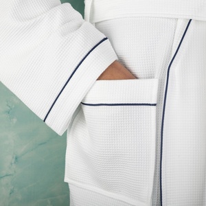 طقم روب استحمام وشبشب مخصص بنمط خلية النحل، روب استحمام قطني أبيض بنسيج وافل مع حواف سوداء للفنادق - Product Image 3