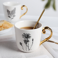 Mug en céramique de style européen simple avec anse dorée, motif floral tournesol blanc, tasse à café de luxe léger en stock